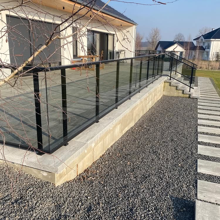 Balustrada tarasowa aluminiowa ze szkłem - realizacja M-Budownictwo